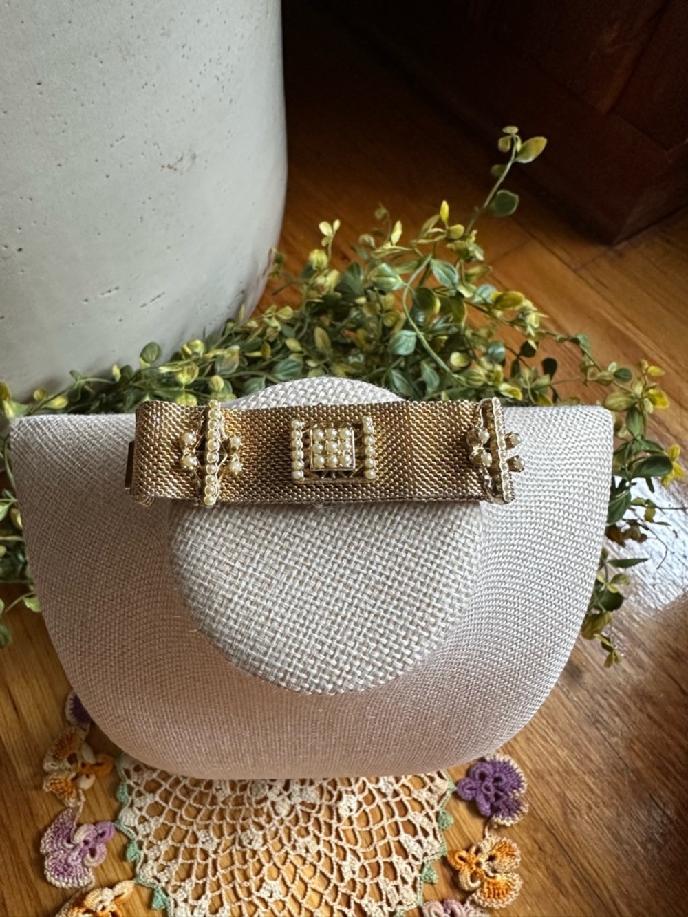 Vintage Gold Mesh Bracelet with Pearl Adornment